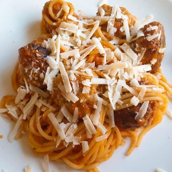 Kipgehaktballetjes in tomatensaus met spaghetti