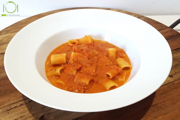 hoofdgerechten vegetarisch pasta in wodka / tomaten saus