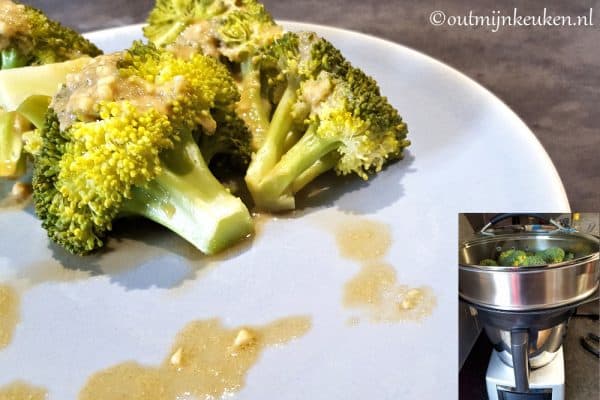 gestoomde broccoli met tahindressing