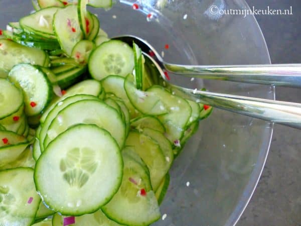 Oosterse komkommer salade