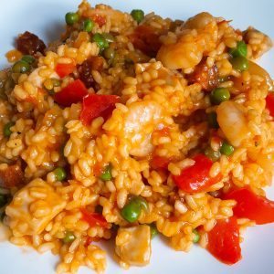hoofdgerechten rijst Paella met chorizo, kip en garnalen