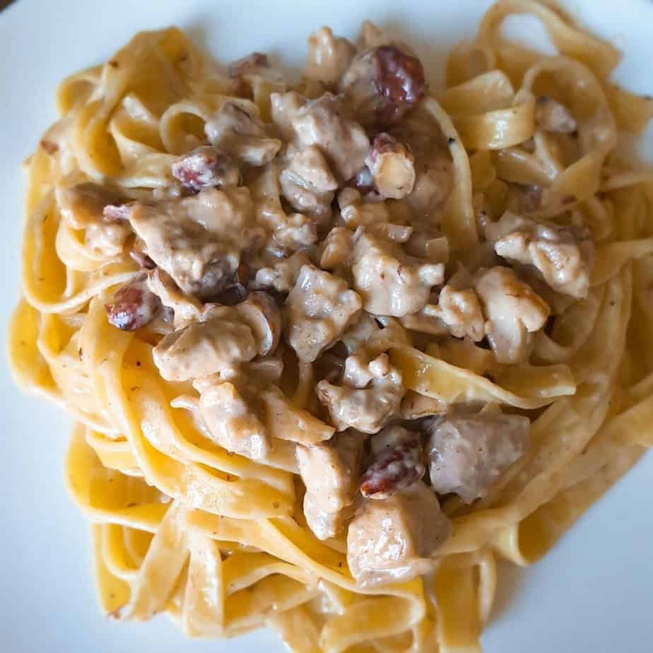 hoofdgerechten pasta Tagliatelle met kip en amandelen