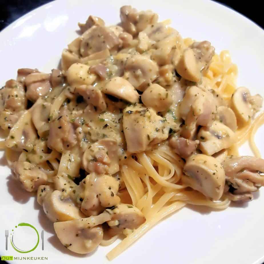 hoofdgerechten pasta pasta met kip, champignons en knoflook