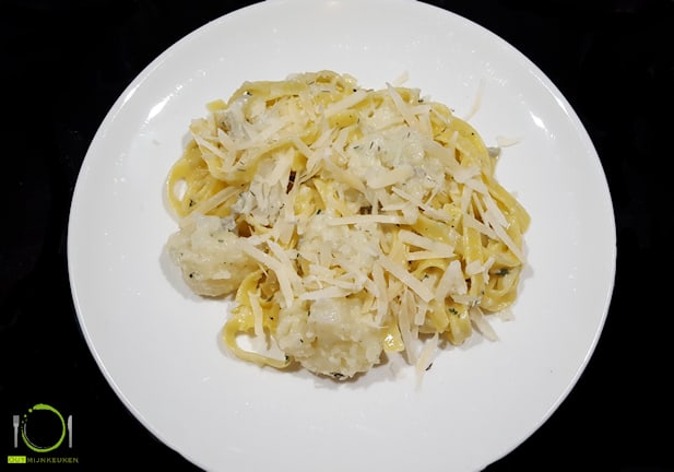 Vegetarische pasta met bloemkool en gorgonzola