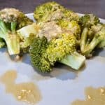 Gestoomde broccoli met tahindressing