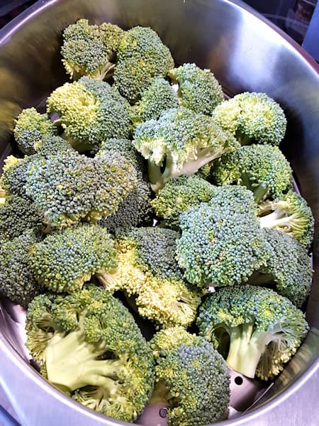 Cook Expert #8: gestoomde broccoli met tahindressing