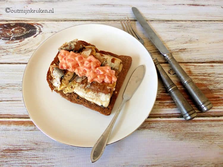 Sardines met tomaten mayonaise op brood
